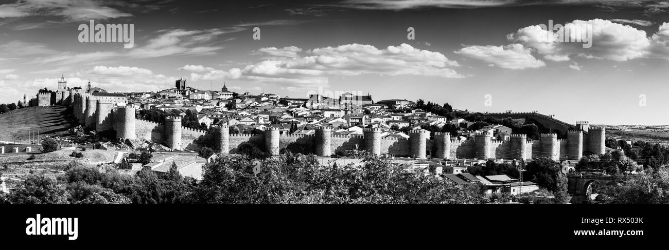 Panoramablick auf die Altstadt von Avila vom Mirador von Cuatro Postes, Spanien, mit seinen berühmten mittelalterlichen Stadtmauern. UNESCO-Welterbe. Cal Stockfoto