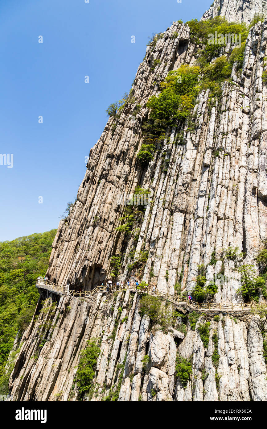 Trail und Klippen in Songshan Berg, Dengfeng, China. Songshan ist die höchste der fünf heiligen Berge Chinas zu Taoismus gewidmet und oben stehen Stockfoto