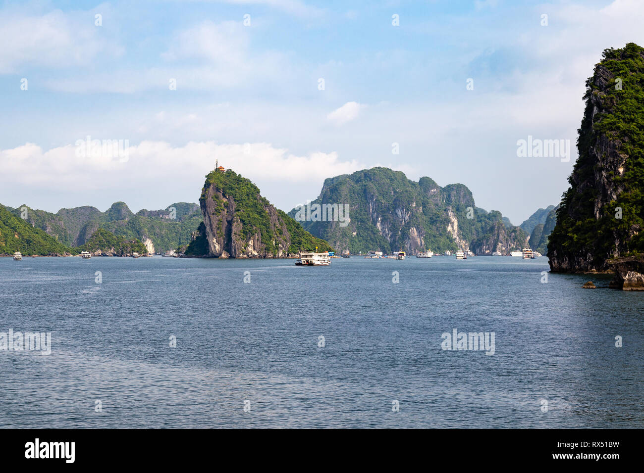 Kreuzfahrt Boote segeln unter die Karsterscheinungen in der Halong Bay, Vietnam, im Golf von Tonkin. Halong Bay ist ein UNESCO-Weltkulturerbe und die Stockfoto