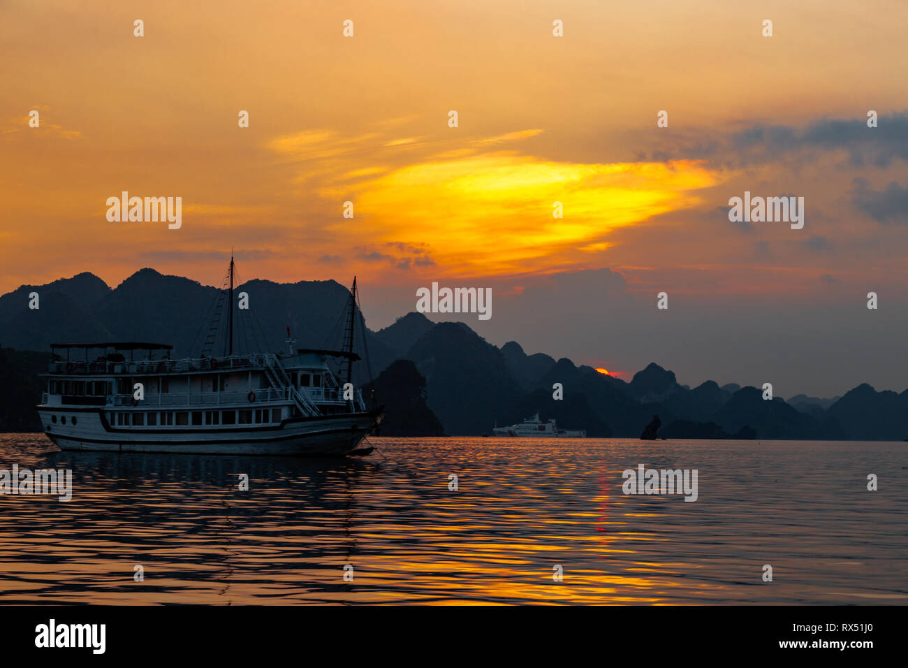 Sonnenuntergang in der Halong Bay, Vietnam. In den Golf von Tonkin, Halong Bay ist ein UNESCO-Weltkulturerbe, berühmt für seine Karstformationen. Es ist das am meisten Stockfoto