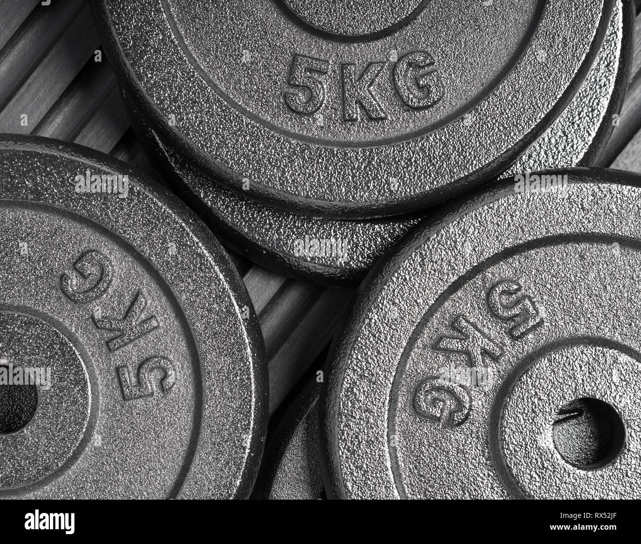 5 kg Hantelscheiben auf schwarzem Gummi Boden, innen, ein Krafttraining / Bodybuilding Gewichtheben gym Stockfoto