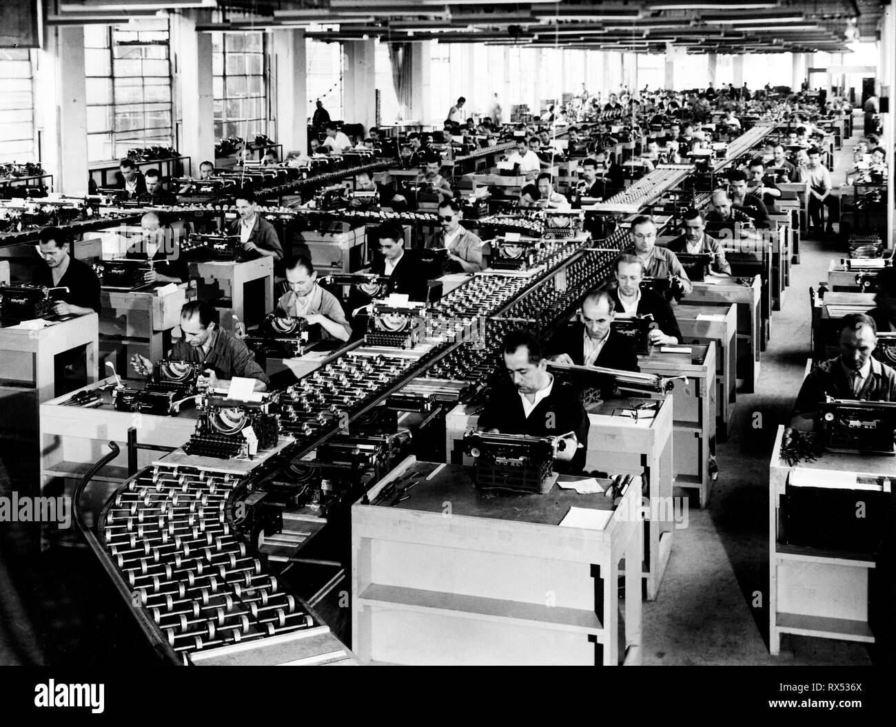 Schreibmaschine Produktion, Olivetti, Ivrea, 1957 Stockfoto