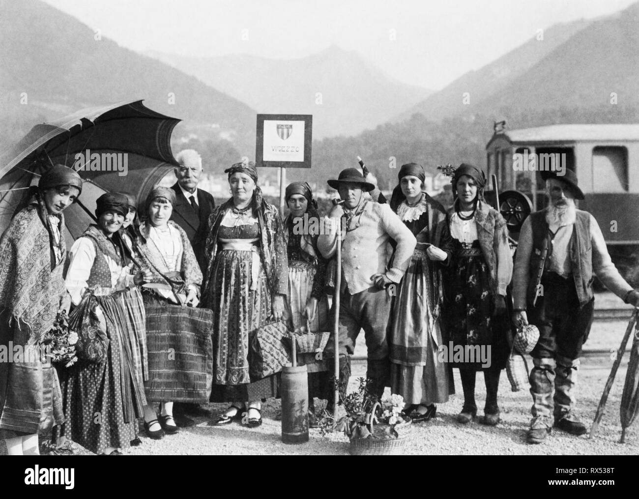 Menschen in traditionellen Kostümen, vigezzo, Piemont, Italien 1920 1930 Stockfoto