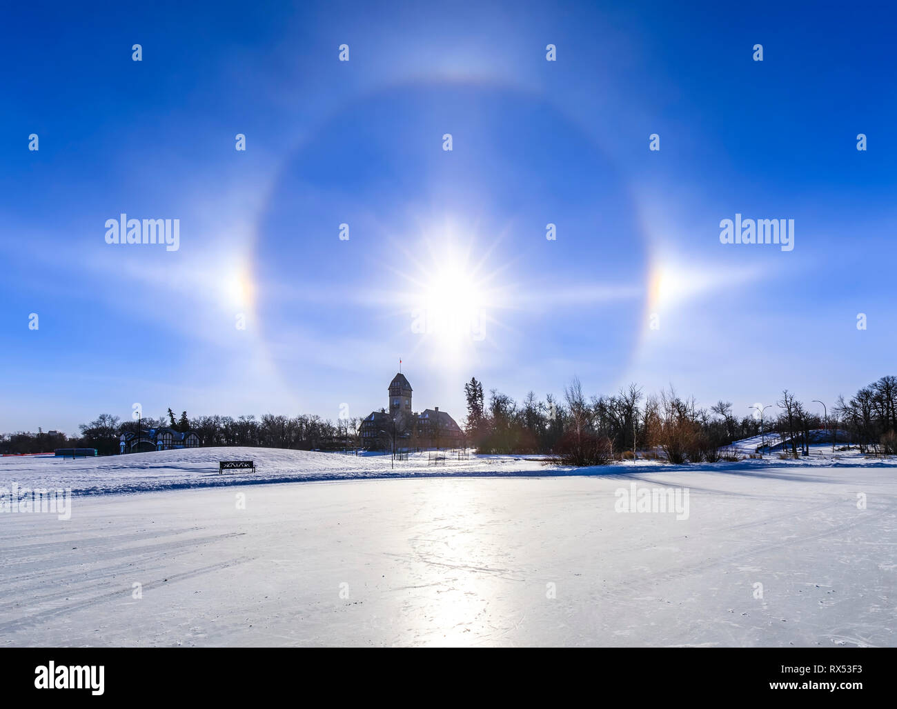 Sundogs und solar Halo, Assiniboine Park, Winnipeg, Manitoba, Kanada. Stockfoto