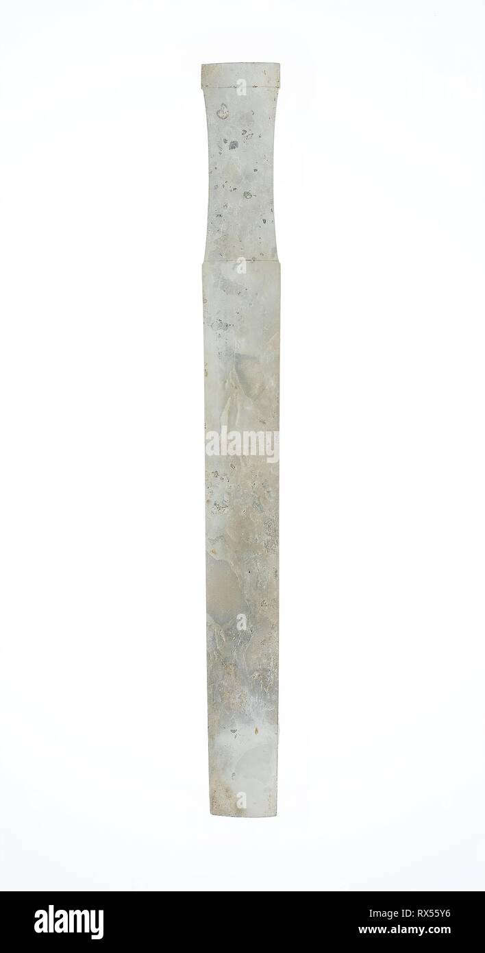 Handle-Shaped Jade. China. Datum: 2000 v. Chr.-750 v. Chr.. Abmessungen: 9 3/4 × 1 × 1/8 in. Jade. Herkunft: China. Museum: Das Chicago Art Institute. Stockfoto