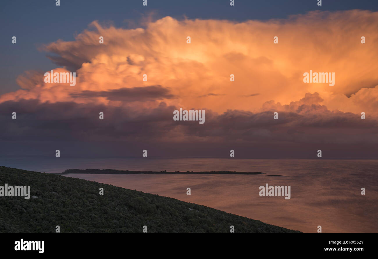 Die letzten Strahlen der Sonne beleuchtet, der Ausbruch des cumulonimbus Cloud über Velebit, Mali Losinj (Kroatien) Stockfoto