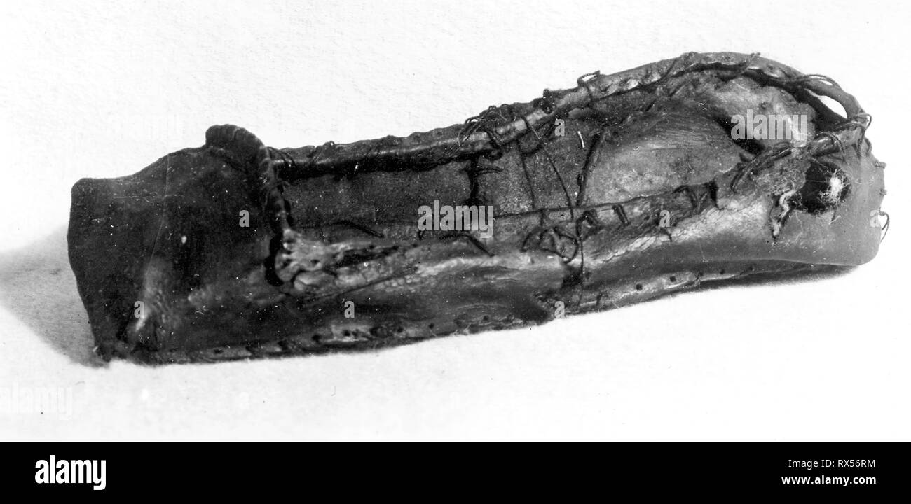 Das Kind gehörnten Toe Shoe. England. Datum: 1501-1600. Abmessungen: 15 × 5,5 × 2,5 cm (5 7/8 x 2 1/8 x 1 in.). Leder. Herkunft: England. Museum: Das Chicago Art Institute. Stockfoto