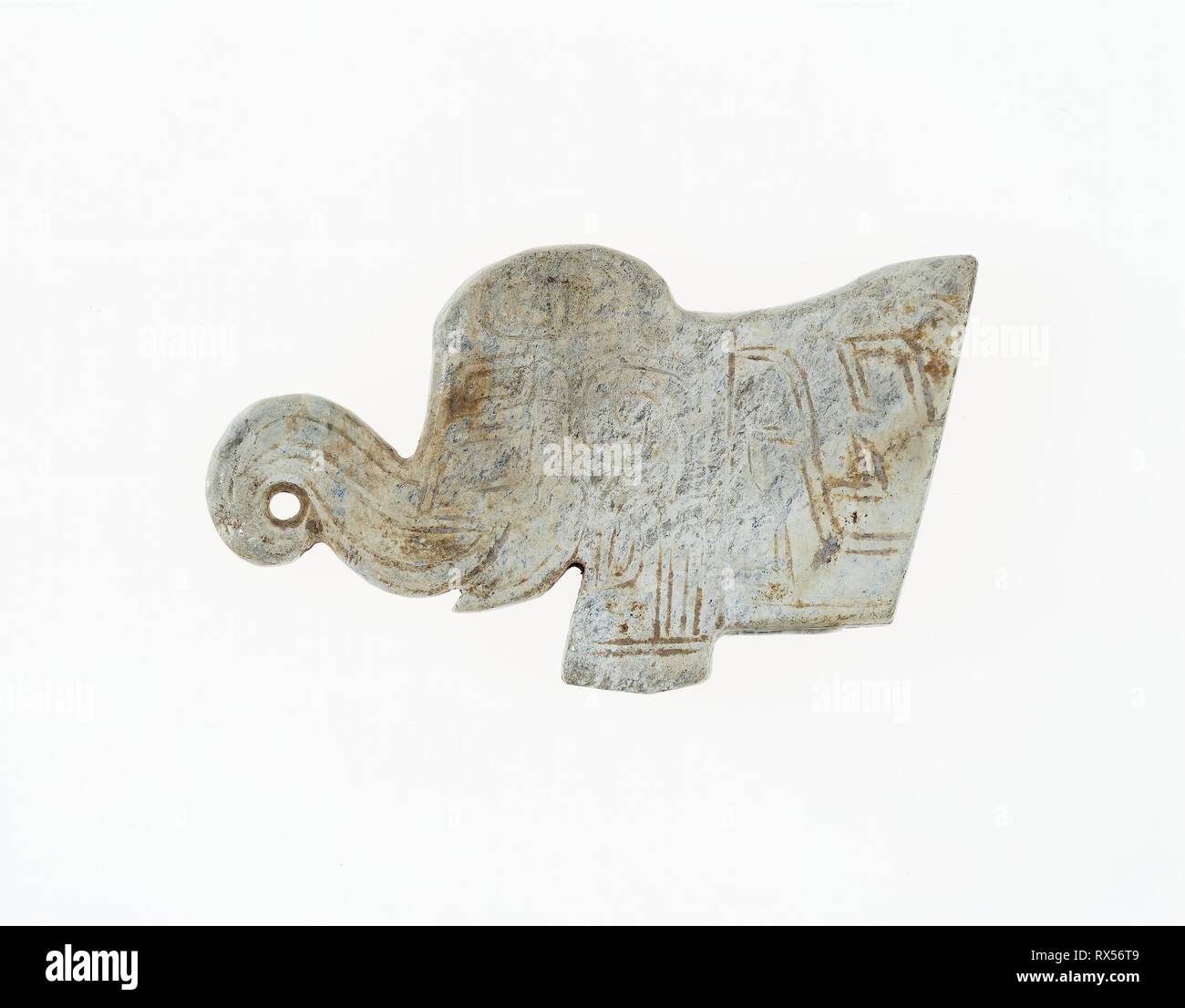 Elefant Anhänger. China. Datum: 1300 v. Chr.-1000 v. Chr.. Abmessungen: 1 3/4 × 1 × 3/8 in. Jade. Herkunft: China. Museum: Das Chicago Art Institute. Stockfoto