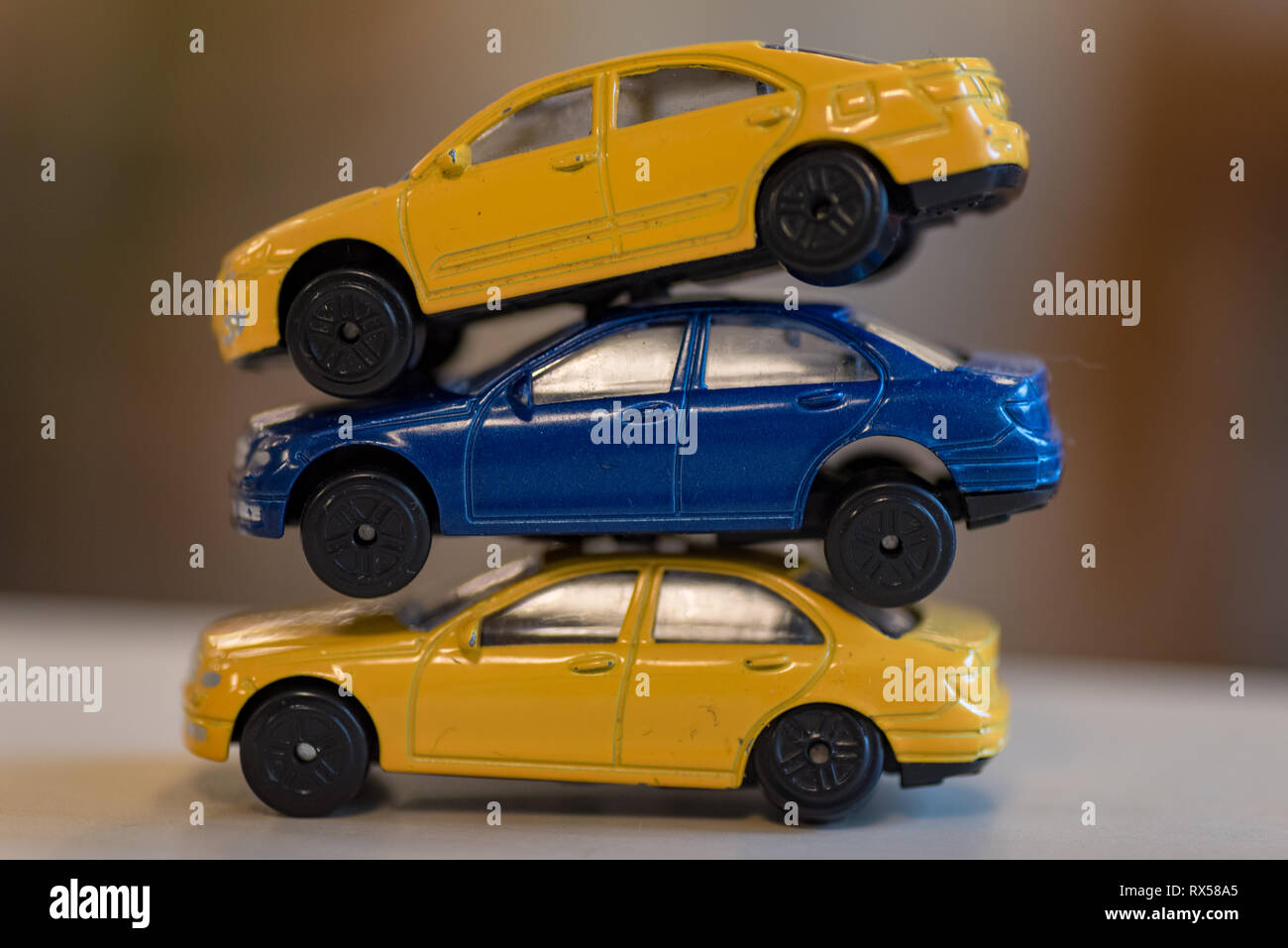 Drei Spielzeugautos in Gelb und Blau innen bei einem preeschool in Schweden Stockfoto