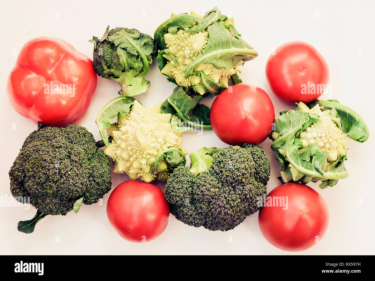 Auf Basis pflanzlicher Rohkost Gemüse der Saison Hintergrund, veganes Essen Zutaten zum Kochen, Ansicht von oben Stockfoto