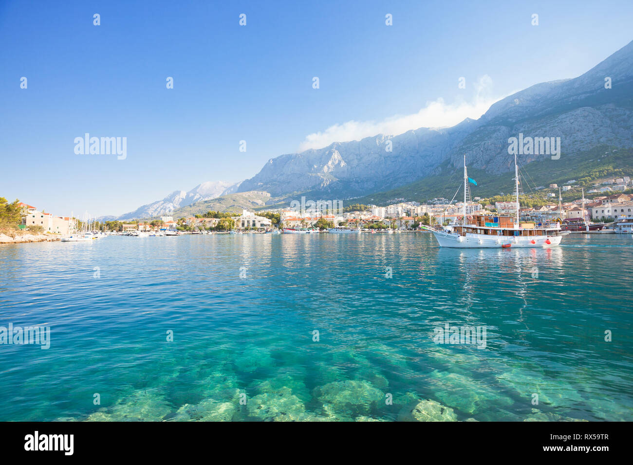 Makarska, Dalmatien, Kroatien, Europa - türkisblaues Wasser am wunderschönen Strand von Makarska. Stockfoto