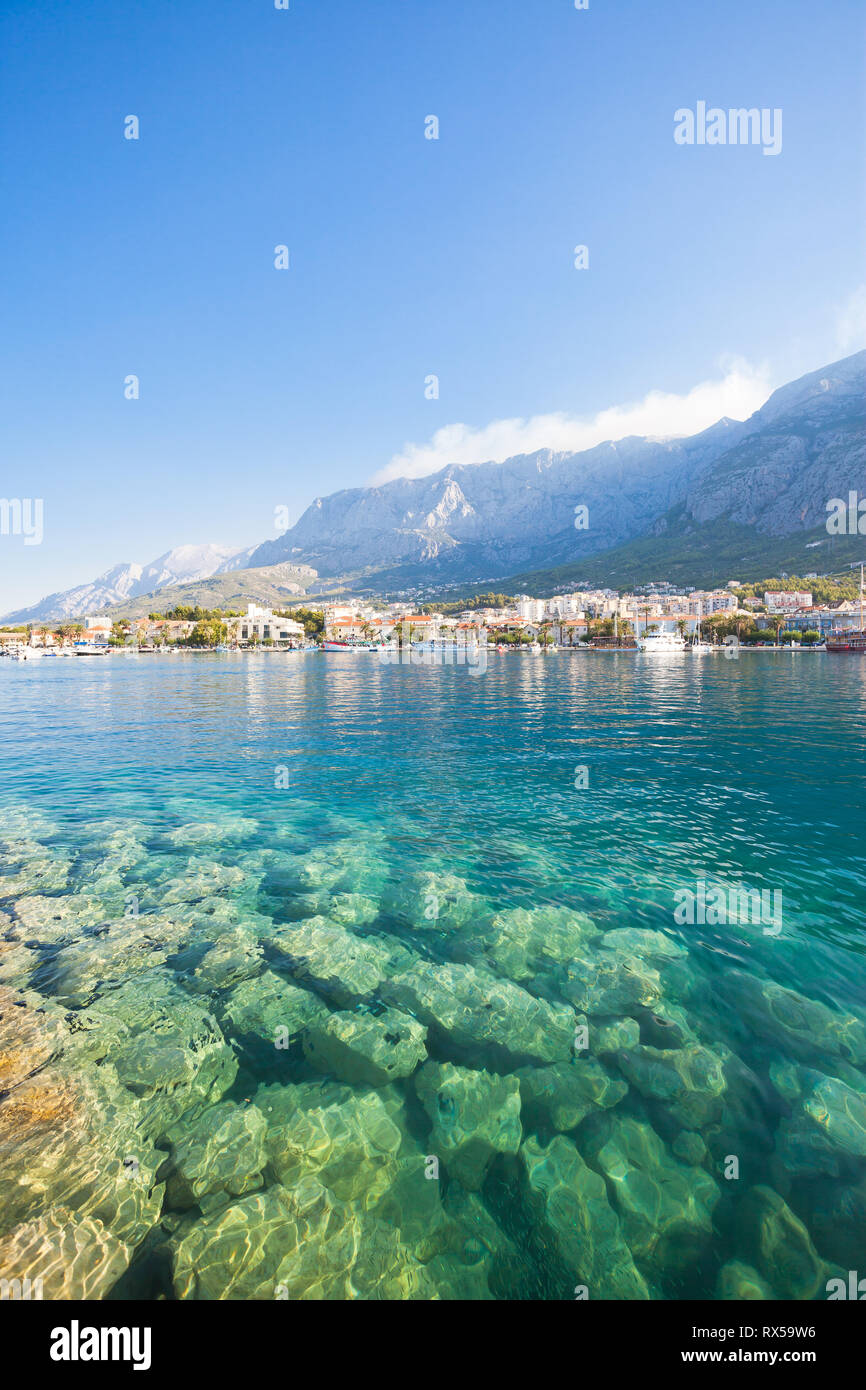 Makarska, Dalmatien, Kroatien, Europa - Klares Wasser des Mittelmeers an Makarska Stockfoto