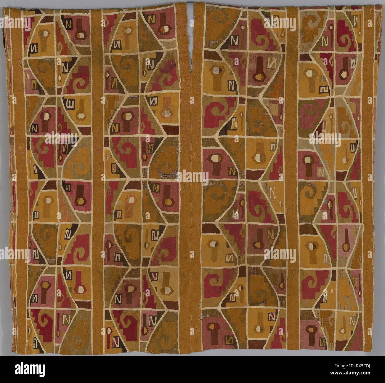 Tunika. Wari, Peru, South Coast, Nazca Tal, Atarco. Datum: 600 AD-800AD. Abmessungen: 102,6 x 113 cm (40 3/8 x 44 1/2 in.). Baumwolle und Wolle (Camelid), einfache Verriegelung Gobelin-webart, Hals- und Armausschnitt mit Wolle (Camelid) bei bedecktem Stiche beendet; Nähte mit Wolle (Camelid) in Stopf Stiche. Herkunft: Peru. Museum: Das Chicago Art Institute. Stockfoto