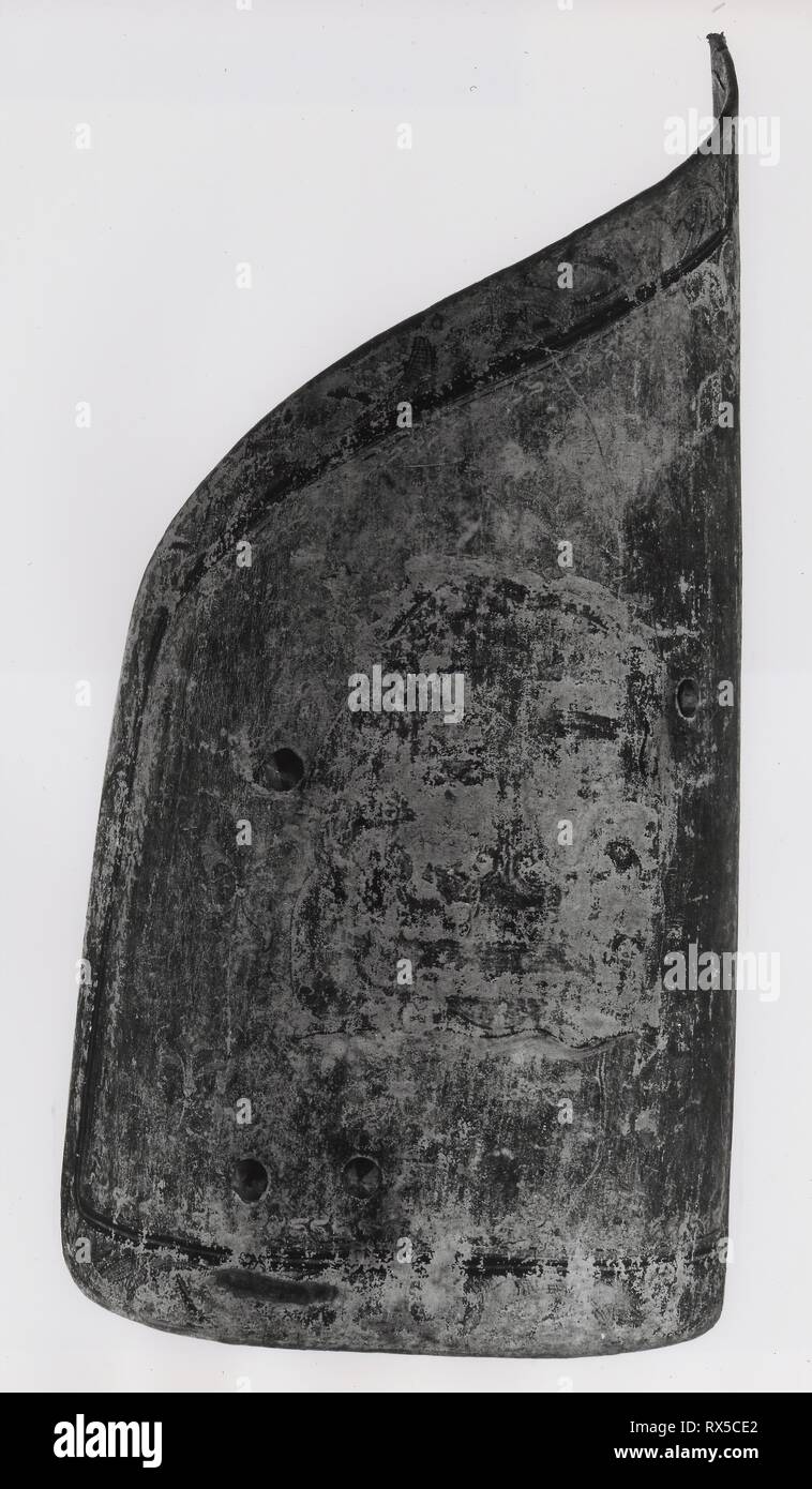 Ungarische Target mit dem Wappen der von teuffenbach Familie. Steiermark, Österreich. Datum: 1450-1500. Abmessungen: H 101 cm (39 in.) Wt. 11 lb. Holz, Leder, Lack, und Gesso. Herkunft: Ungarn. Museum: Das Chicago Art Institute. Stockfoto