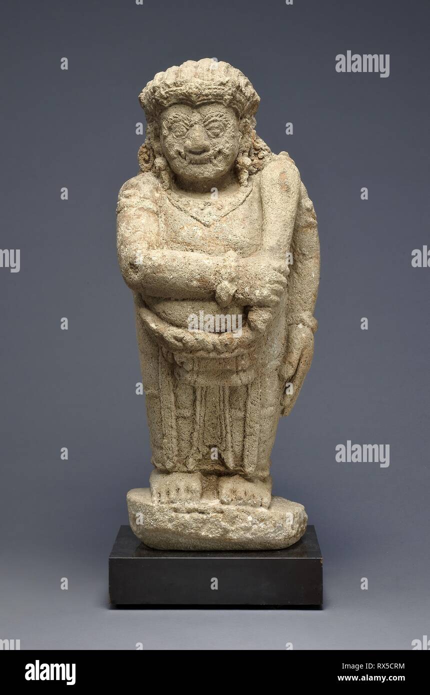 Guardian Abbildung (Dvarapala). Indonesien; Ost Java. Datum: 1401-1500. Abmessungen: 82,6 × 35,6 × 36,0 cm (32 1/2 x 14 x 14 1/4 in.). Andesit. Herkunft: Ost Java. Museum: Das Chicago Art Institute. Stockfoto