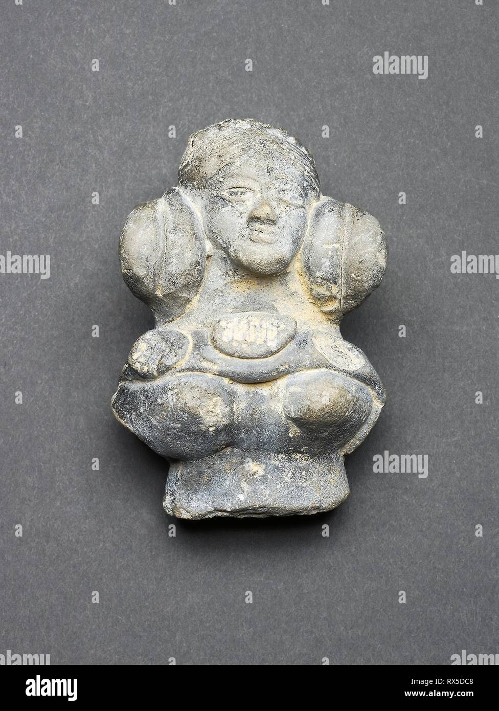 Büste einer weiblichen Figur. Indien, Uttar Pradesh, Mathura. Datum: 300 v. Chr.-101 v. Chr.. Abmessungen: 9 x 6,1 x 3,9 cm (3 1/2 x 2 3/8 x 1 1/2 in.). Hand modellierte Grau terracotta. Herkunft: Mathura. Museum: Das Chicago Art Institute. Stockfoto