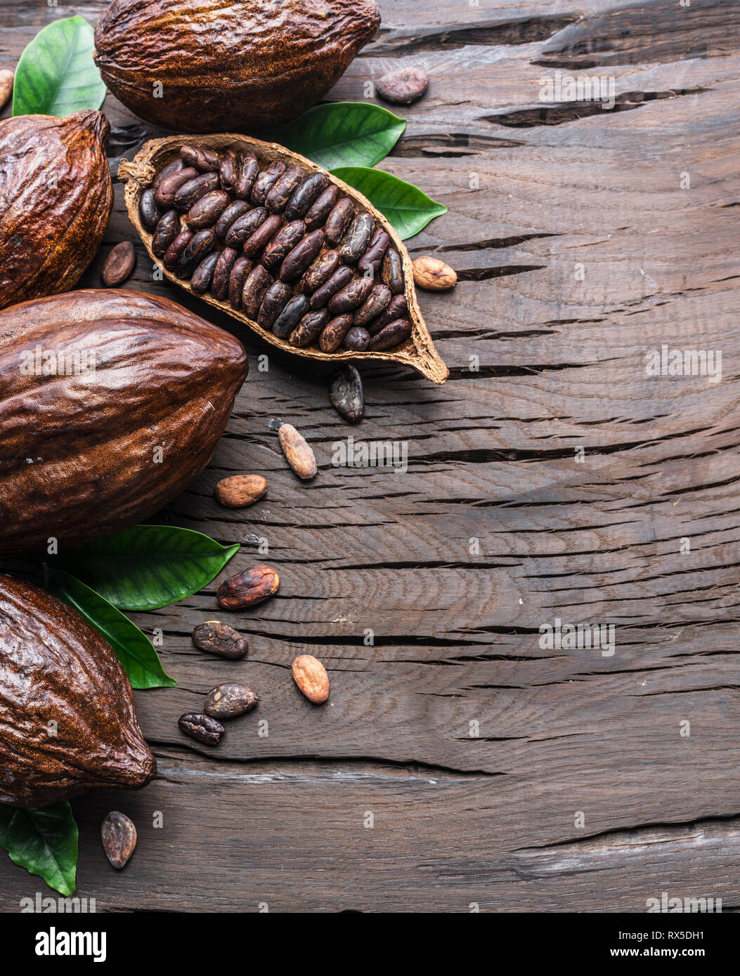 Kakaofrucht und Kakao Bohnen auf dem Holztisch. Ansicht von oben. Stockfoto