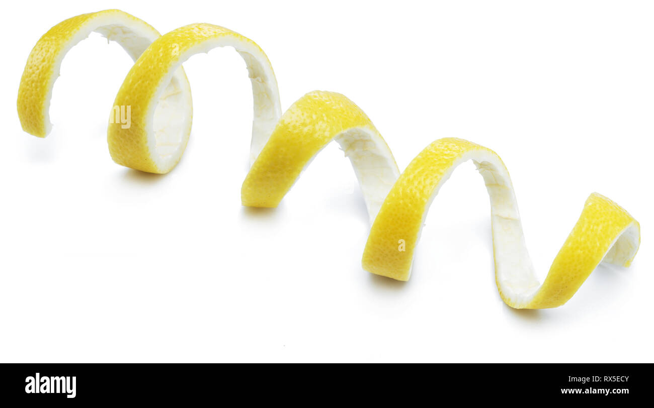 Zitronenschale oder lemon Twist auf weißem Hintergrund. Close-up. Stockfoto