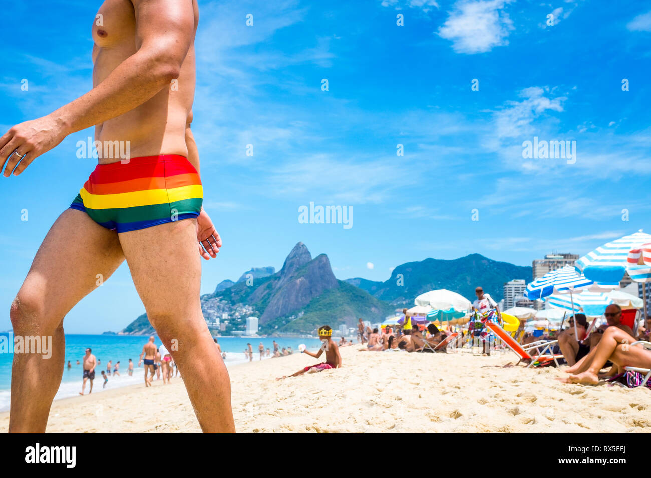 Badegäste an einem hellen Sommertag in Ipanema, Rio de Janeiro, Brasilien entspannen Stockfoto