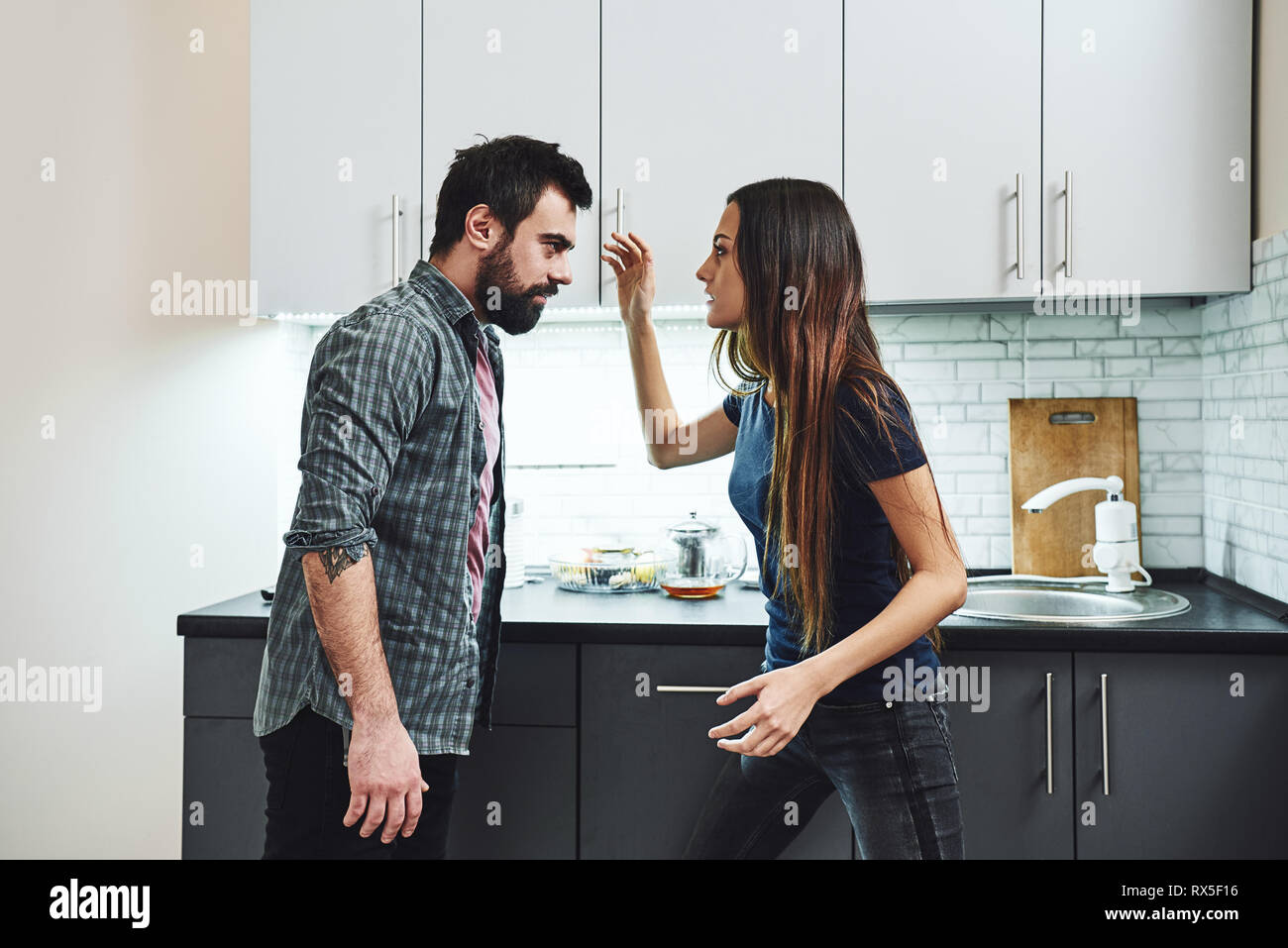 Portrait von Mann und Frau in Streit und Kämpfe in der Küche. Sie beide haben Probleme mit Alkohol. Toper, Säufer, betrunken, Trinker Stockfoto