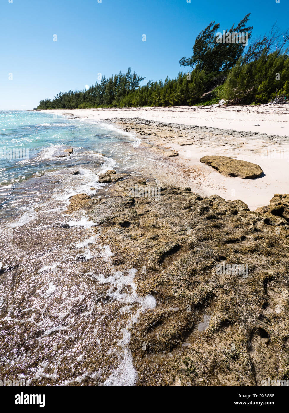 Weiße Straße Strand, tropischen Strand, Rock Sound, Eleuthera, Bahamas, in der Karibik. Stockfoto
