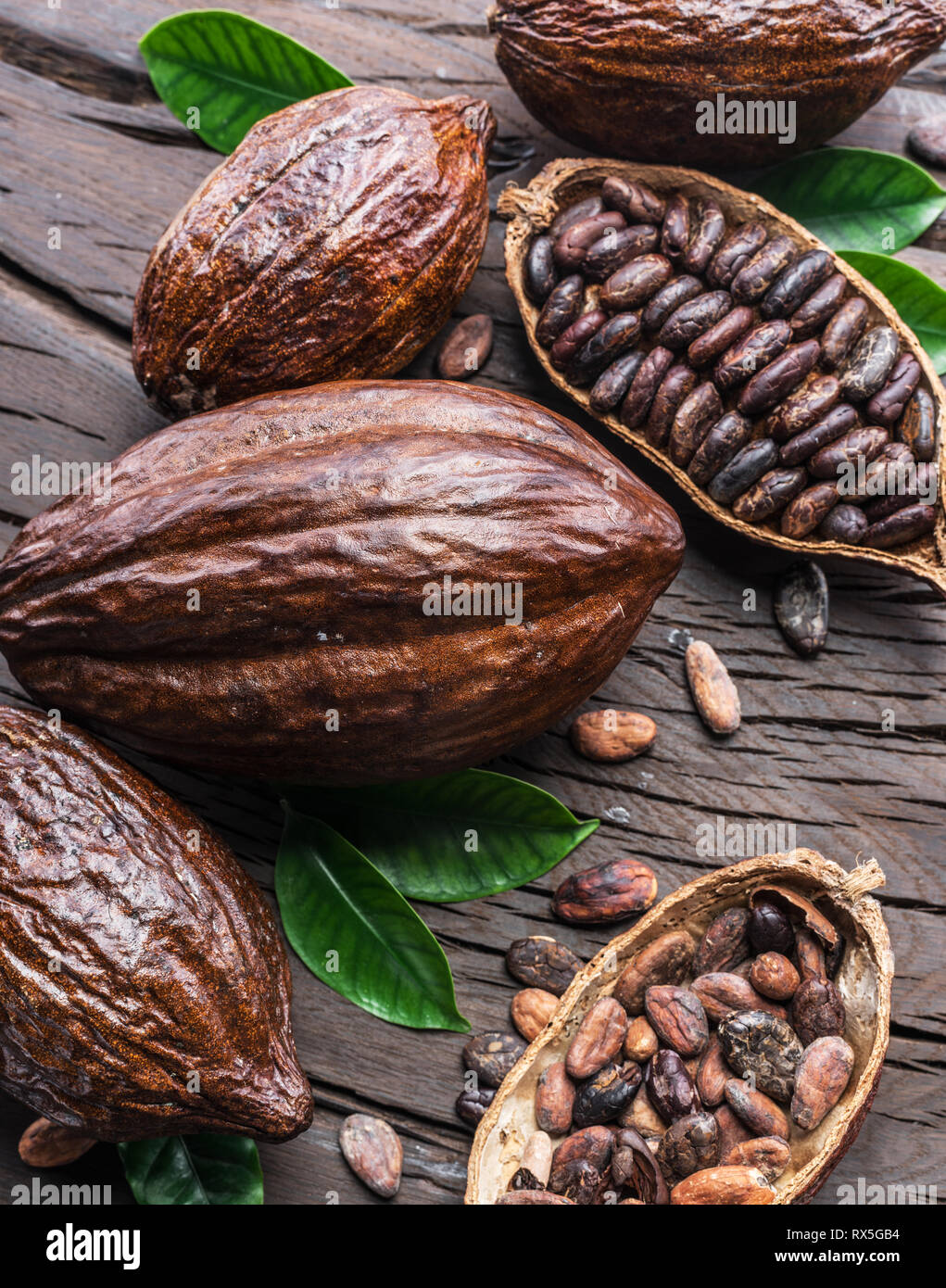Kakaofrucht und Kakao Bohnen auf dem Holztisch. Ansicht von oben. Stockfoto