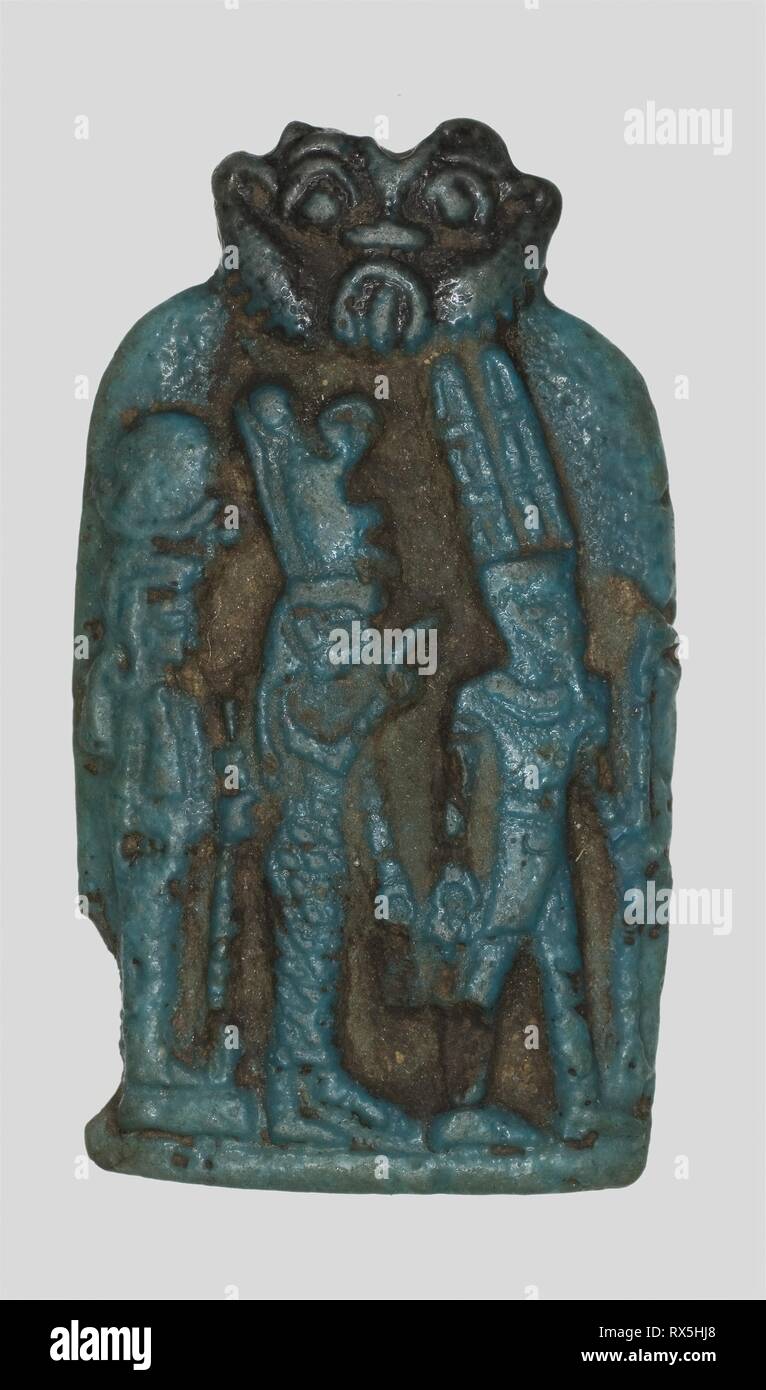 Amulett der thebanischen Triade, Amun, Mut, und Khonsu. Ägyptische. Datum: 664 v. Chr.-332 v. Chr.. Abmessungen: 4,4 × 2,5 × 0,3 cm (1 3/4 × 1 × 1/8 in.). Fayence. Herkunft: Ägypten. Museum: Das Chicago Art Institute. Thema: Alte ägyptische. Stockfoto