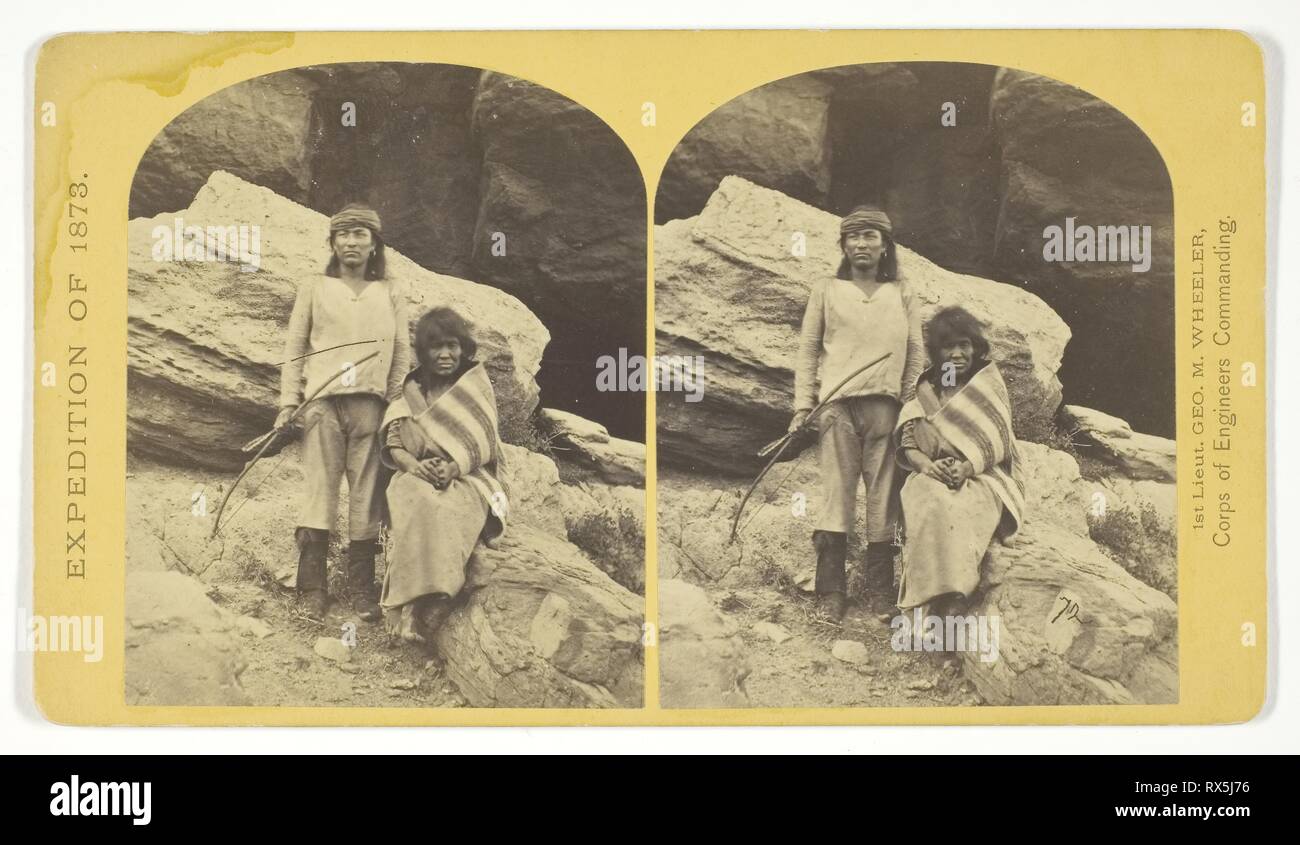 Navajo Brave und seiner Mutter. Die Navajo waren früher ein kriegerischer Stamm, bis sie durch US-Truppen gedämpft, in 1859-60. Viele von Ihnen haben jetzt feine Schafe und Rinder, Pferde, Schafe und Ziegen. Timothy O'Sullivan (American, geboren in Irland, 1840-1882); von George Wheeler für den Krieg Abteilung, Korps der Ingenieure, der US-Armee in Auftrag gegeben. Datum: 1873. Abmessungen: 9,3 x 7,4 cm (jedes Bild); 10 x 17,7 cm (Karte). Eiweiß drucken, Stereo, Nr. 29 aus der Geographischen der Serie 'Erkundungen und Befragungen West Des 100 Meridian". Herkunft: USA. Museum: Das Chicago Art Institute. Stockfoto