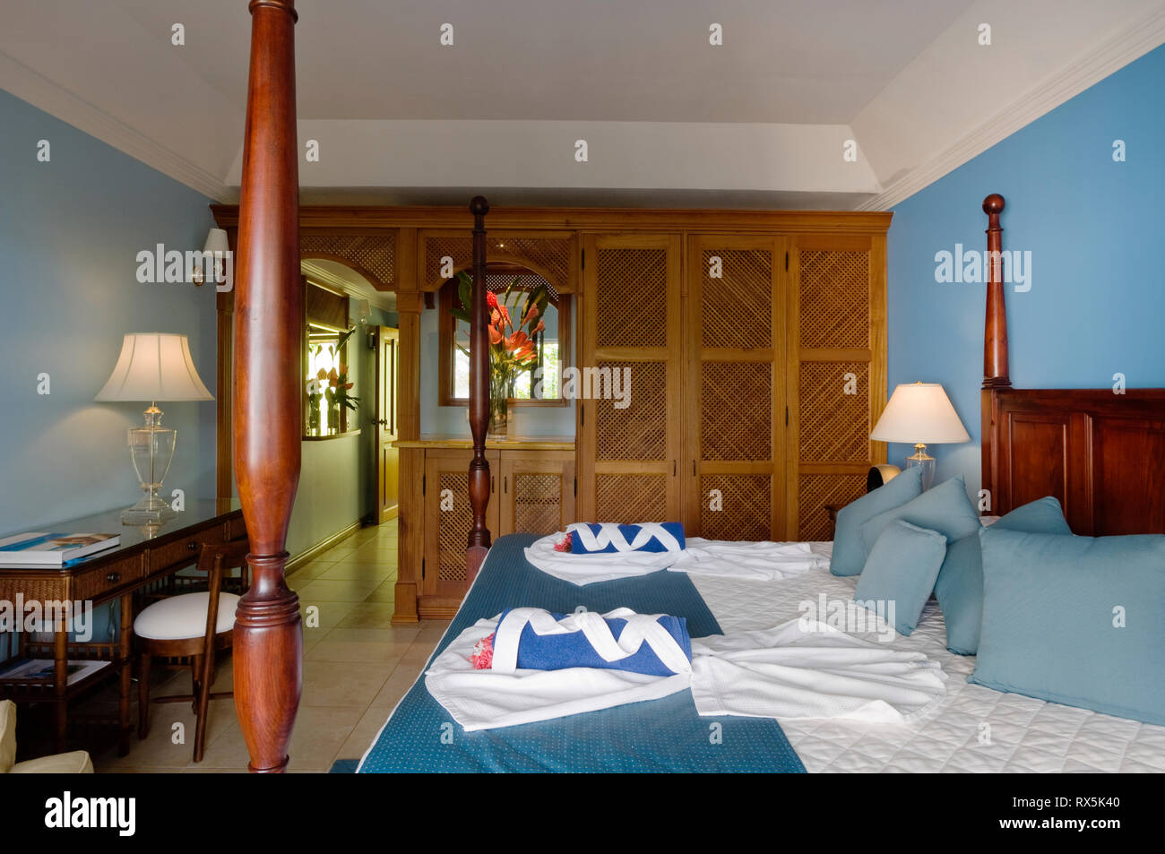 Handtücher und Bademäntel auf Bett im Hotelzimmer Stockfoto