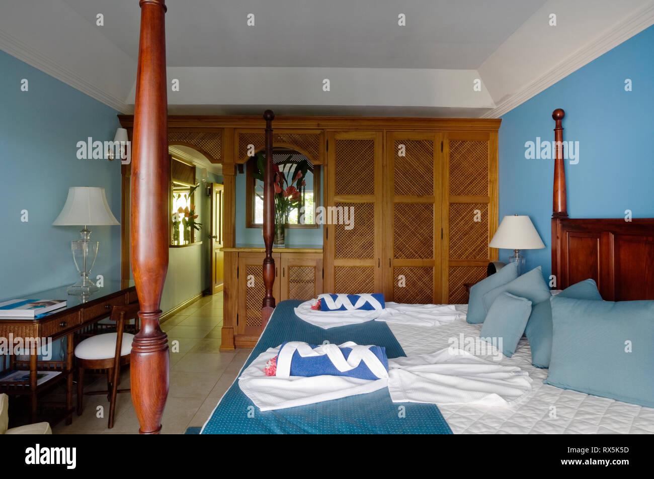Handtücher und Bademäntel auf Bett im Hotelzimmer Stockfoto