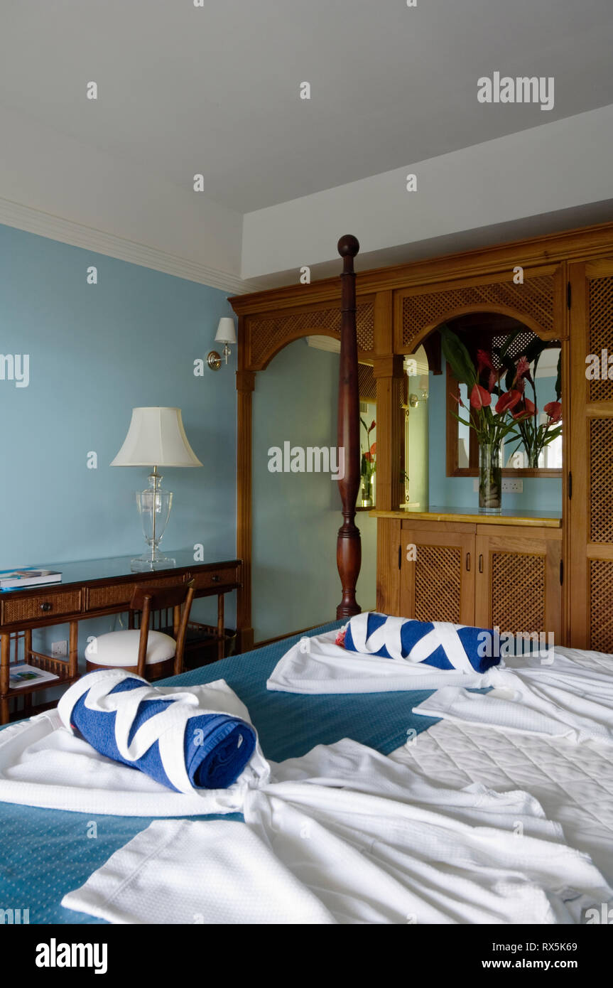 Handtücher und Bademäntel auf Bett im Hotelzimmer Stockfoto
