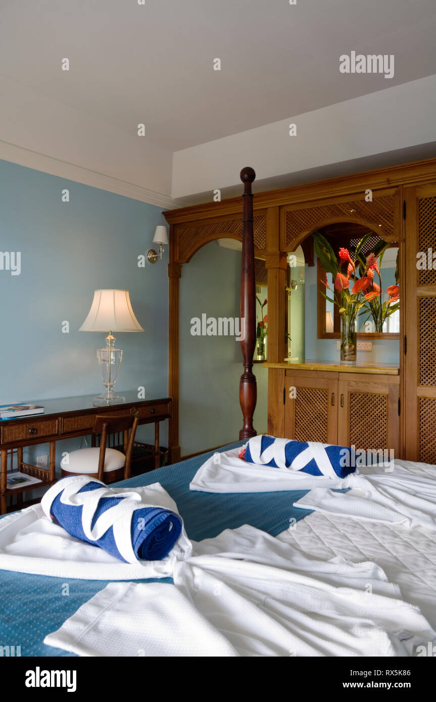 Handtücher und Bademäntel auf Bett im Hotelzimmer Stockfoto