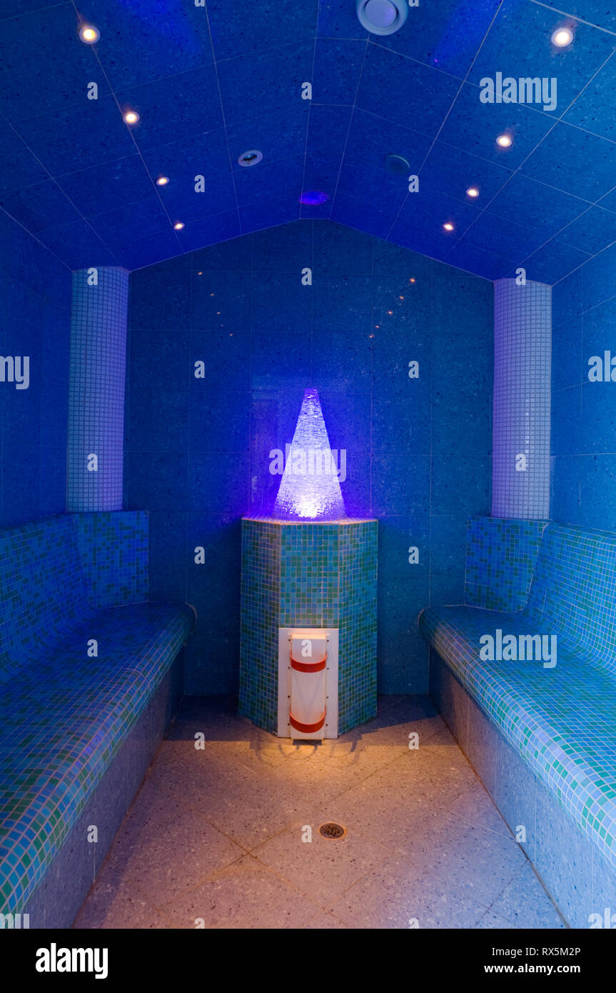 Blaue Fliesen- Sauna mit Lampe Stockfoto