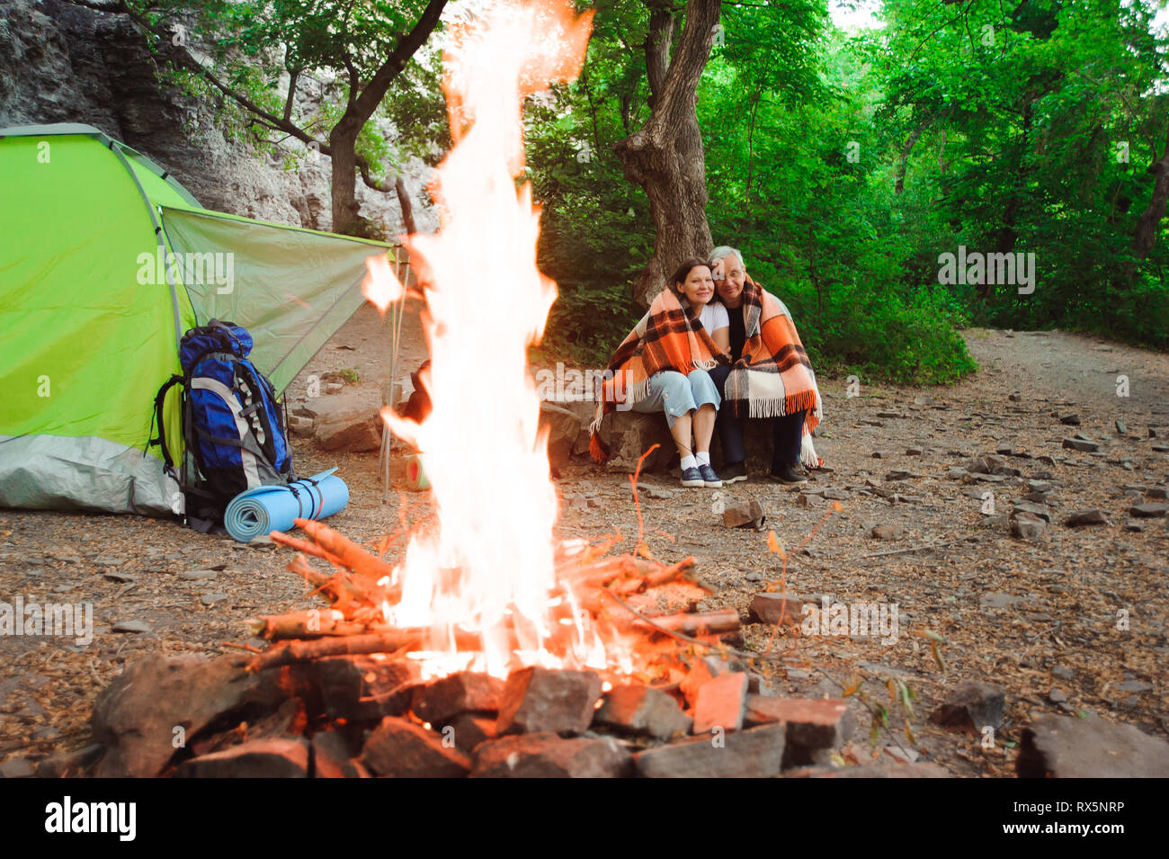 Zelt Camping Paar romantische Lagerfeuer sitzen, Nacht, Landschaft Stockfoto