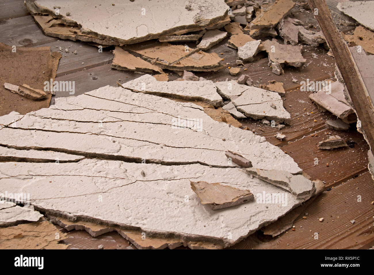 Zerbrochenes Stuck durch Wasser verursachten Schäden Stockfoto
