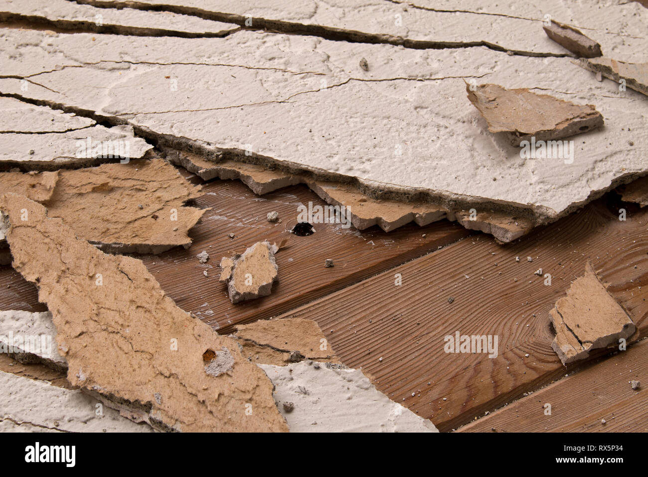 Zerbrochenes Stuck durch Wasser verursachten Schäden Stockfoto