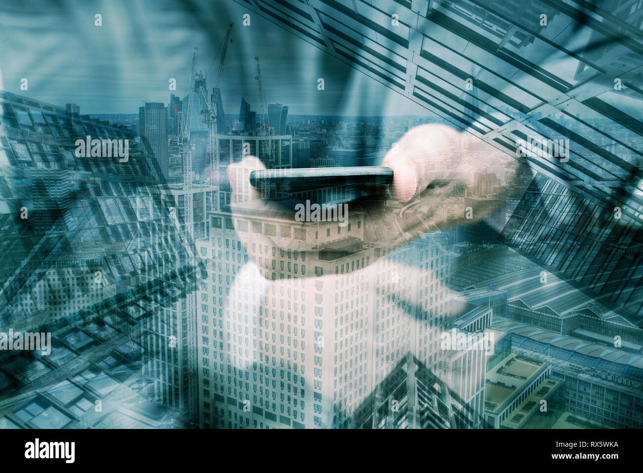 Eine mehrfachbelichtung von dem Finanzdistrikt und einem mit einem Smartphone Geschäftsmann, der Darstellung der Idee der modernen Online-banking-Konzept oder der Moder Stockfoto