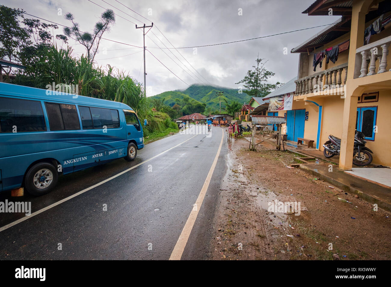 Nasse Straße an einem regnerischen Tag auf Flores Island. in Asien. Flores ist eine der Kleine Sunda Inseln, einer Inselgruppe in der östlichen Hälfte von Indonesien. Stockfoto