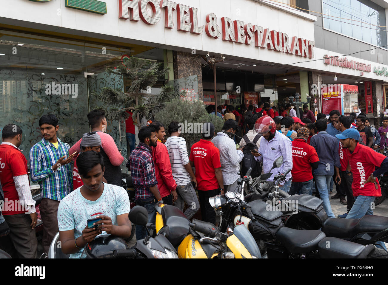 Hyderabad, Indien-08. März 2019. Essen Lieferung Jungs aus Zomato, einem führenden Restaurant Suche und Entdeckung app, warten in der Linie zu Bestellungen von Shah Gho pick Stockfoto