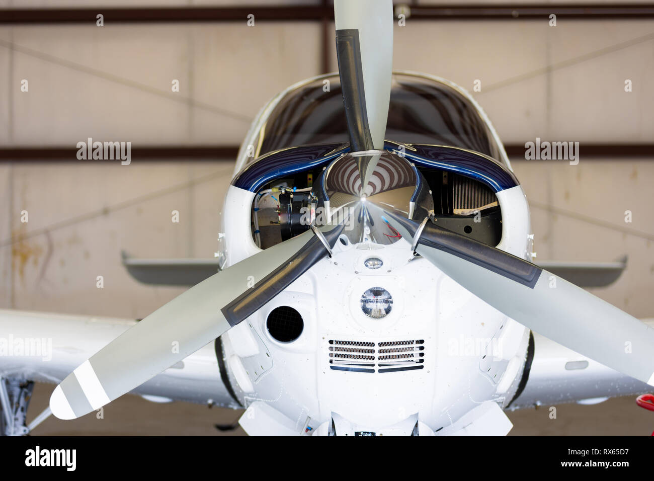 Kleine weiße und blaue Flugzeug im Hangar, kleinen Cockpit, private, geradeaus auf Stockfoto