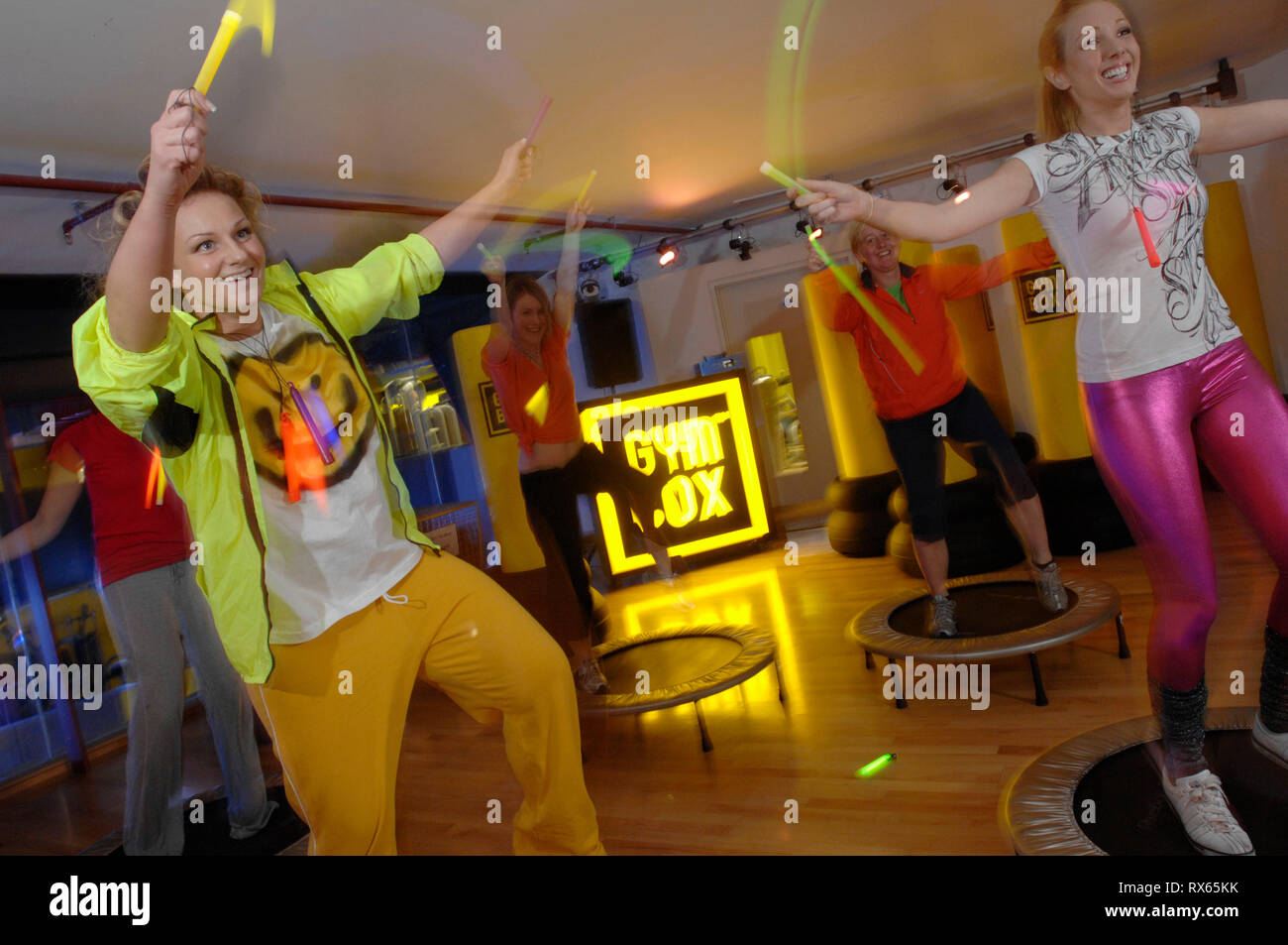 Alice Von Simson ist das so genannte "Raver Workout" mit Lightsticks und Personal von Gymbox St Martins Lane, London. 28.02.08 Stockfoto