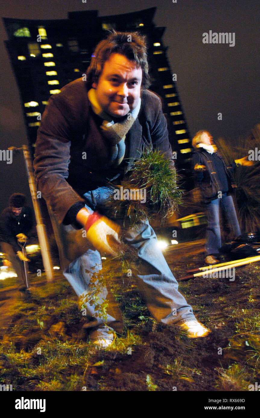 Ein Mitglied der Organisation The Guerilla Gardening in Aktion, Southwark, London. 04.04.06 Stockfoto