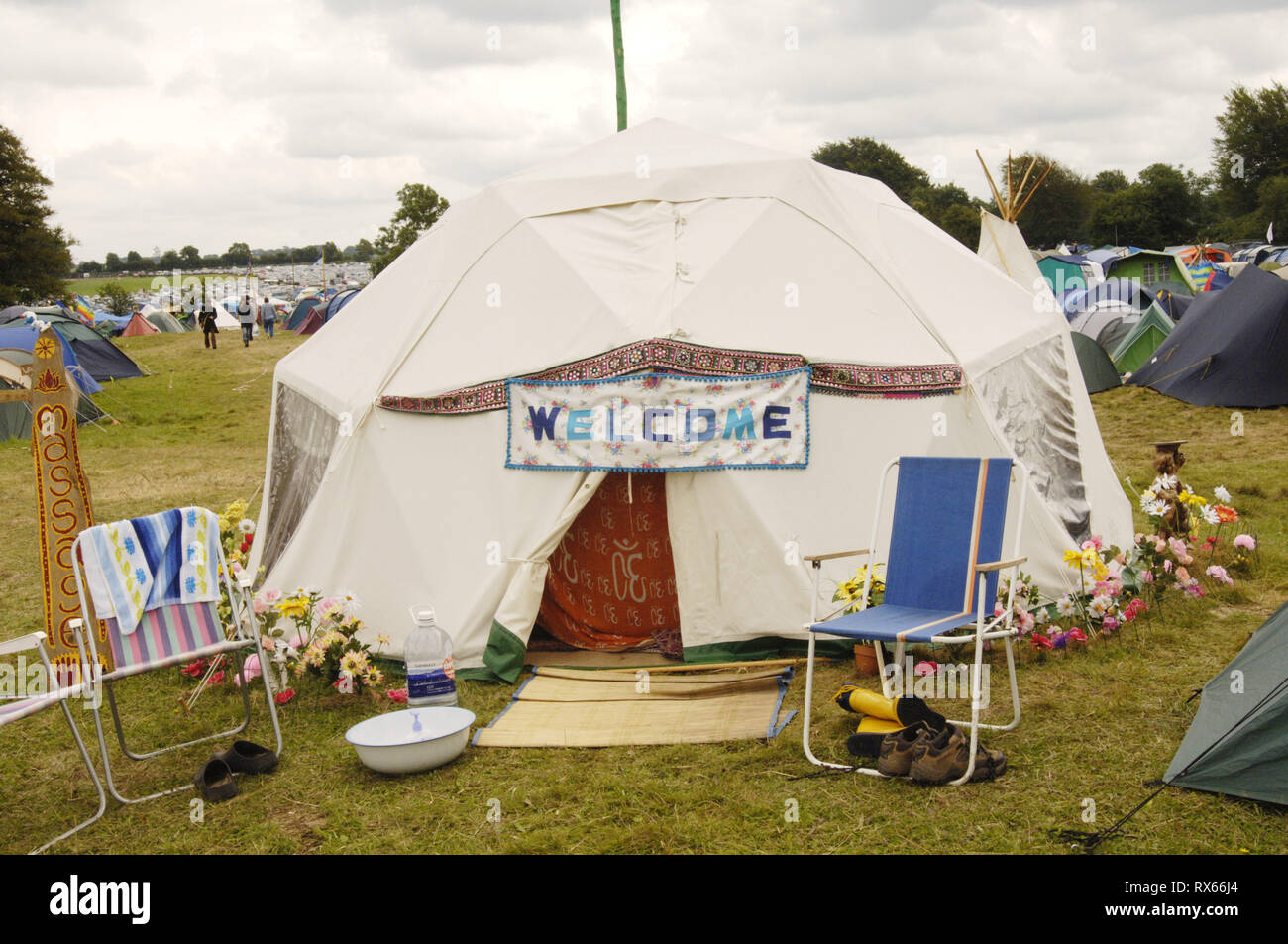 Ein Zelt, fühlt sich wie zu Hause auf die große grüne sammeln, UK, August 2005 Stockfoto