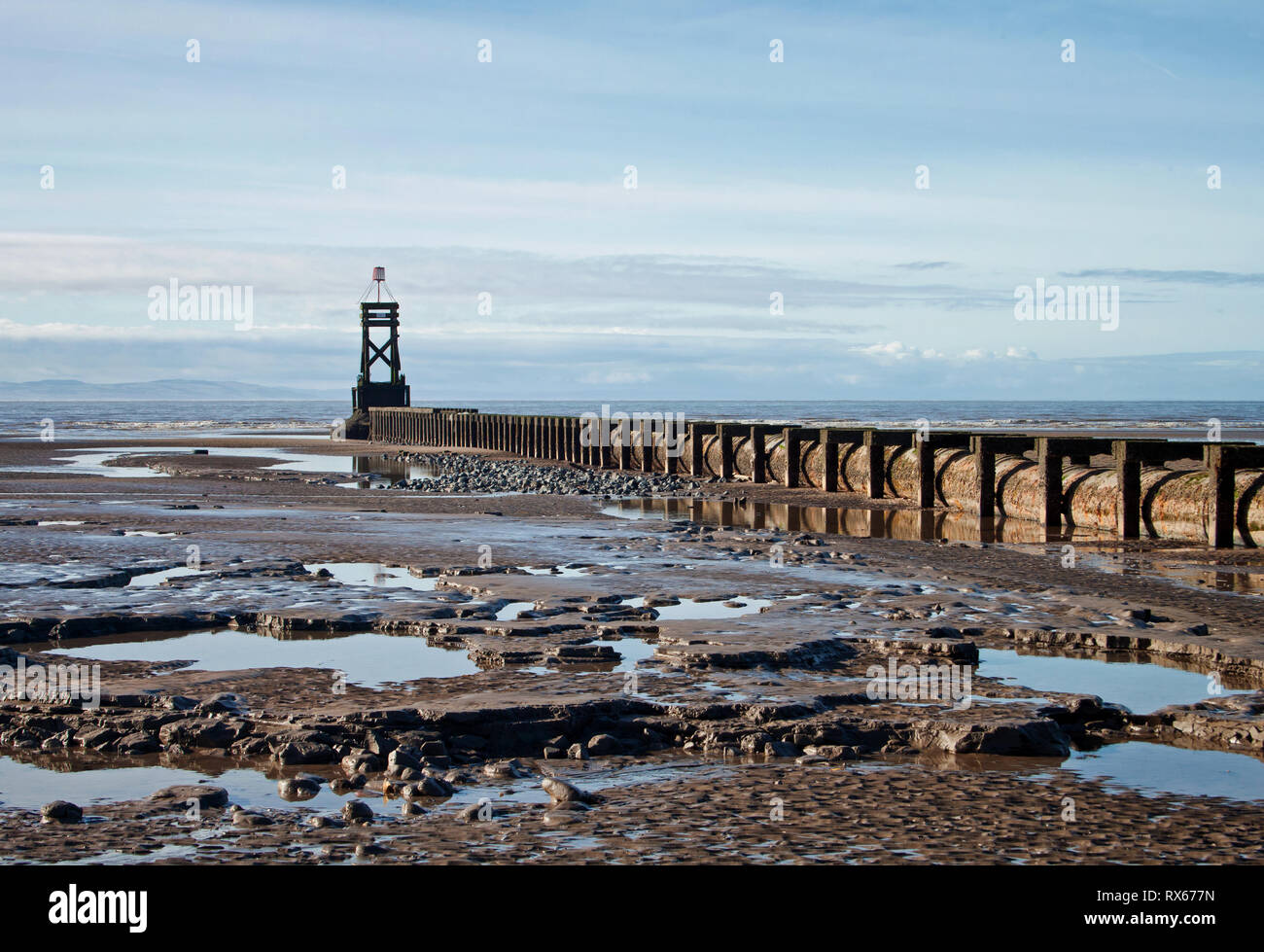 Muster von Restwasser auf Crosby Strand Stockfoto