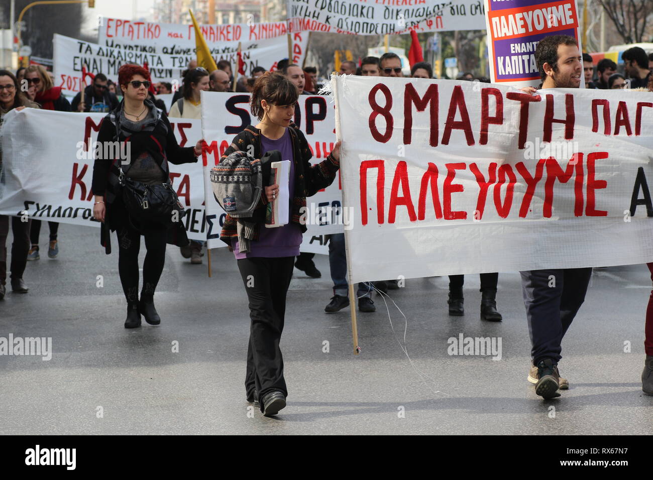 Thessaloniki, Griechenland, 8. März 2019. Personen Banner, wie sie an einer Rallye der Internationale Tag der Frau in der nordgriechischen Hafenstadt Thessaloniki zu markieren. Credit: Orhan Tsolak/Alamy leben Nachrichten Stockfoto