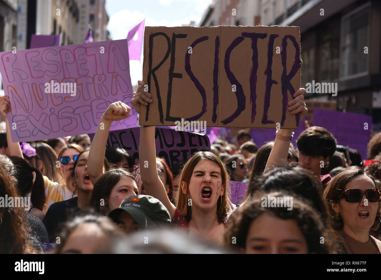 Madrid, Madrid, Spanien. 8 Mär, 2019. Eine Frau gesehen wird, riefen Parolen und halten ein Schild lesen' Resister" Während des Protestes. Tausende von Frauen März in Madrid in der Verteidigung ihrer Rechte und Ende der Gewalt gegen Frauen zu verlangen, Rassismus und Fremdenfeindlichkeit. Spanien feiert den Internationalen Tag der Frau mit einem Frauen Generalstreik und unzählige Proteste rund um das Land. Quelle: John milner/SOPA Images/ZUMA Draht/Alamy leben Nachrichten Stockfoto