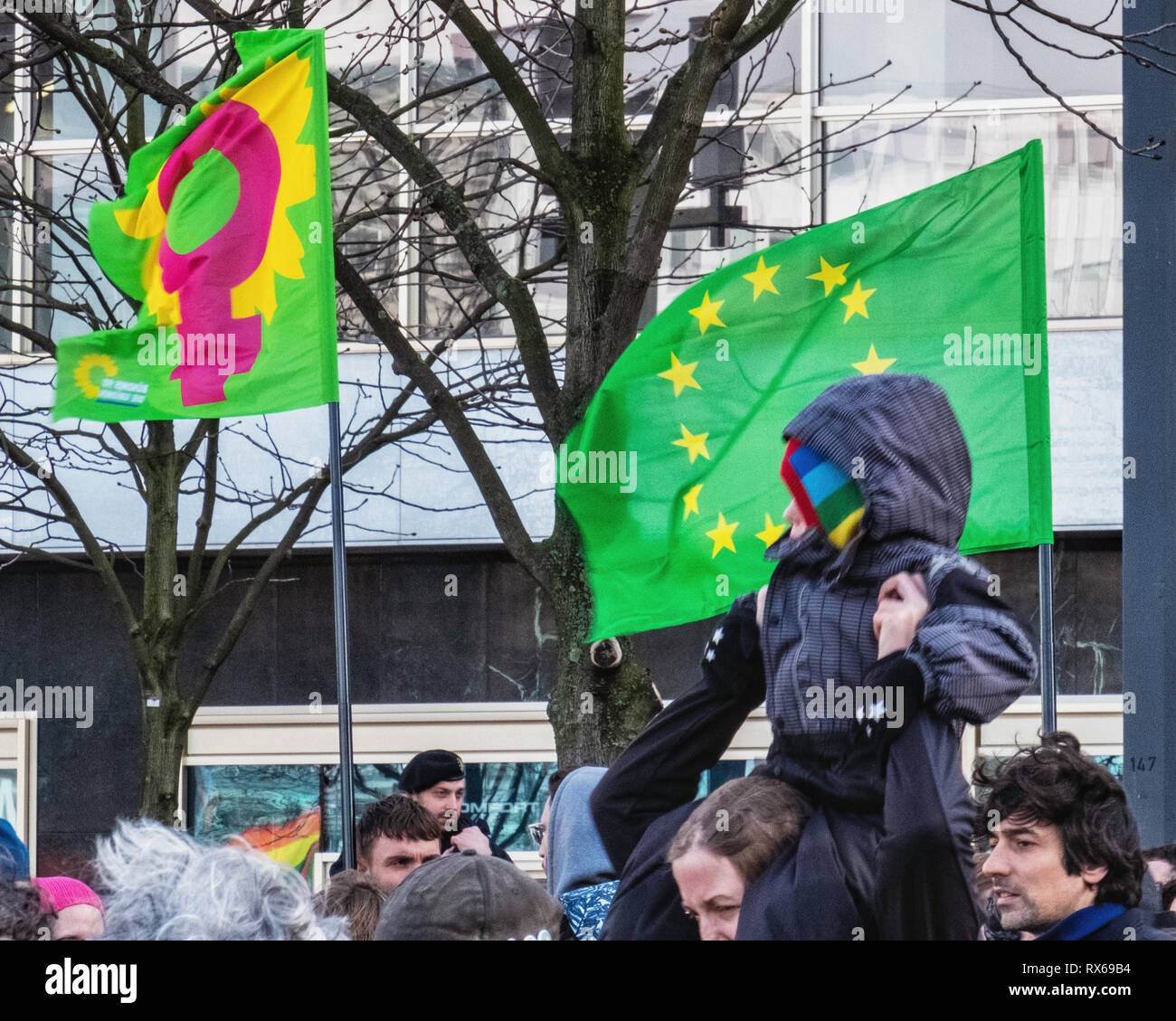 Berlin, Deutschland, 8. März 2019. Menschen versammeln sich um 14 Uhr am Alexanderplatz nach Kreuzberg zu marschieren. Den Internationalen Frauentag ein Feiertag ist zum ersten Mal in Berlin - Die anderen 15 deutschen Staaten haben noch nicht den Tag ein Feiertag erklärt. Menschen an verschiedenen Orten in der Stadt, gleiche Rechte für Frau unter dem Motto "Feiern, Streik zu unterstützen, auf "Kampf. Credit: Eden Breitz/Alamy leben Nachrichten Stockfoto