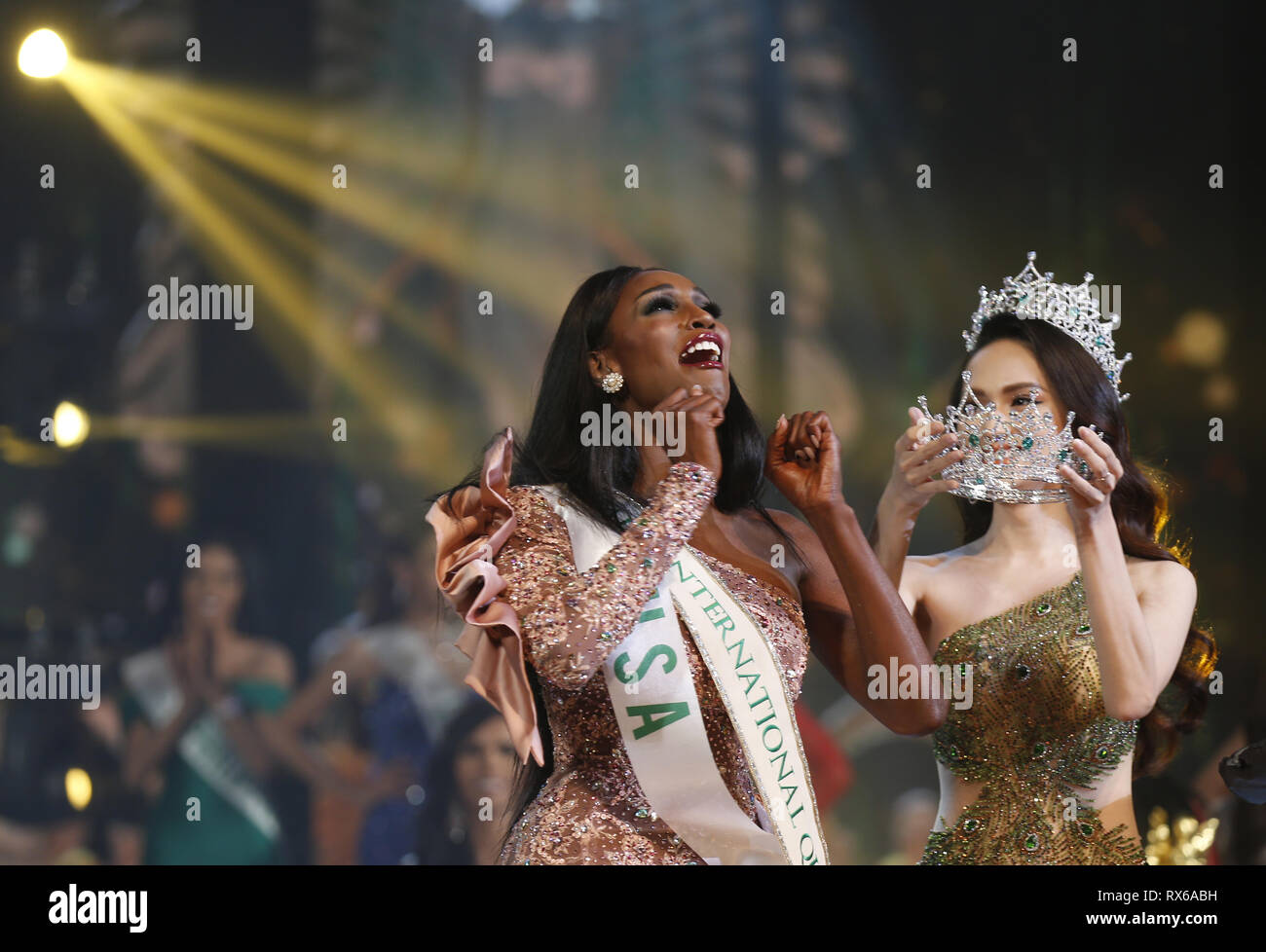 Pattaya, Thailand. 8 Mär, 2019. Eine Schönheit Kandidat aus den USA, Jazell Barbie Royale (L) ist gesehen zu werden, nachdem er die jährliche Miss International Queen 2019 Transvestit Wettbewerb im Beach Resort Stadt Pattaya, Thailand gekrönt. Credit: chaiwat Subprasom/SOPA Images/ZUMA Draht/Alamy leben Nachrichten Stockfoto