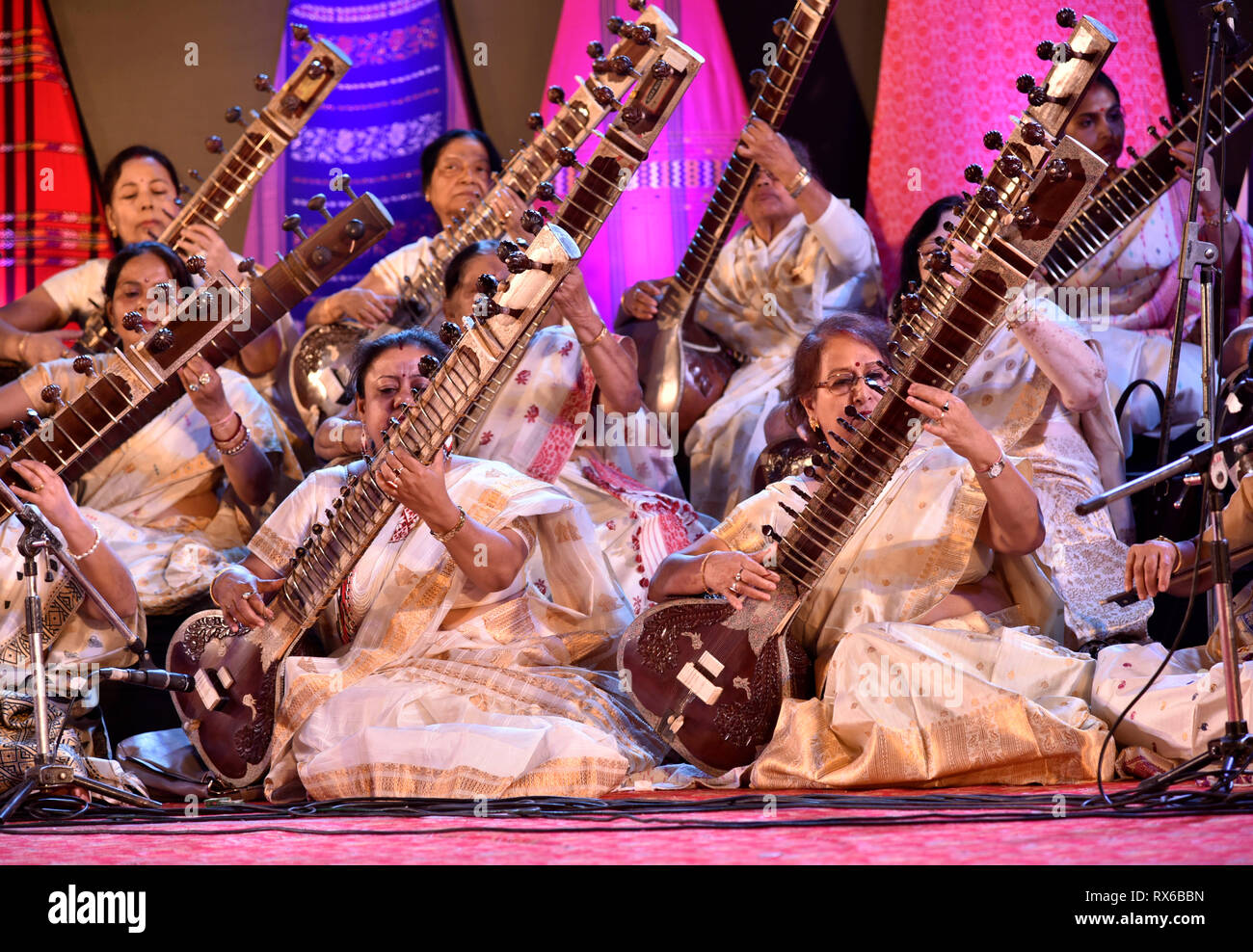 Silpgram Mahotsav. Guwahati, Assam, Indien. März 8, 2019. Künstler spielen Sitar während Silpgram Mahotsav an Silpgram in Panjabari, Guwahati am Freitag, den 8. März 2019. Die Sitar ist ein zupfinstrument Saiteninstrument, aus dem Indischen Subkontinent, in der indischen klassischen Musik verwendet wird. Quelle: David Talukdar/Alamy leben Nachrichten Stockfoto