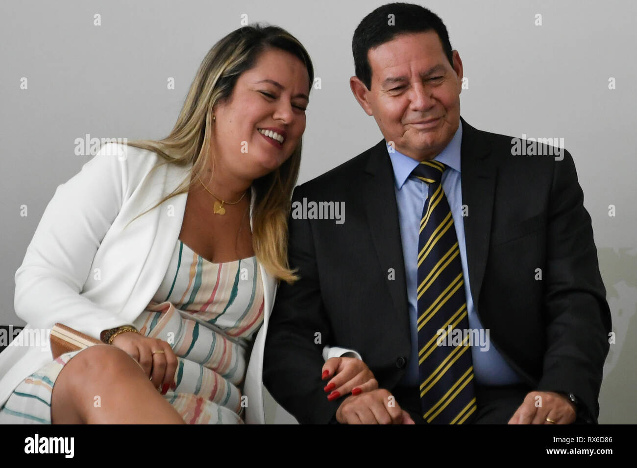 DF-Brasilia - 03/08/2019 - Zeremonie zu Ehren der Internationale Tag der Frau - Hamilton Mourao, Vice President der Republik, von Paula Mourao, Stellvertretender First Lady, am Freitag, den 8. März, während einer Zeremonie zu Ehren des Internationalen Frauentags begleitet. Foto: Mateus Bonomi/AGIF Stockfoto